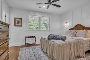 5 slaapkamers, een strijkplank/strijkijzer, reisbedje, wifi