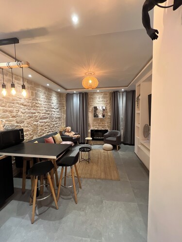 Mustard & Elegance – Charming Suite in Dijon