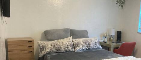 1 bedroom, desk, iron/ironing board, free WiFi