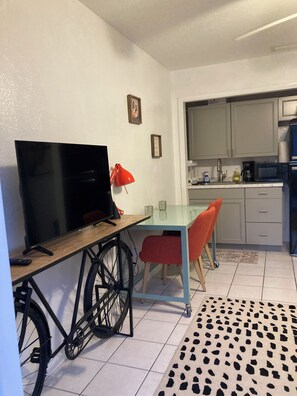 Interior - Great Location-4 mil 5th Ave & 1 mil Beaches-Entire Condo w/ Modern design (Naples)