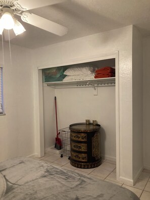 1 chambre, bureau, fer et planche à repasser, Wi-Fi gratuit