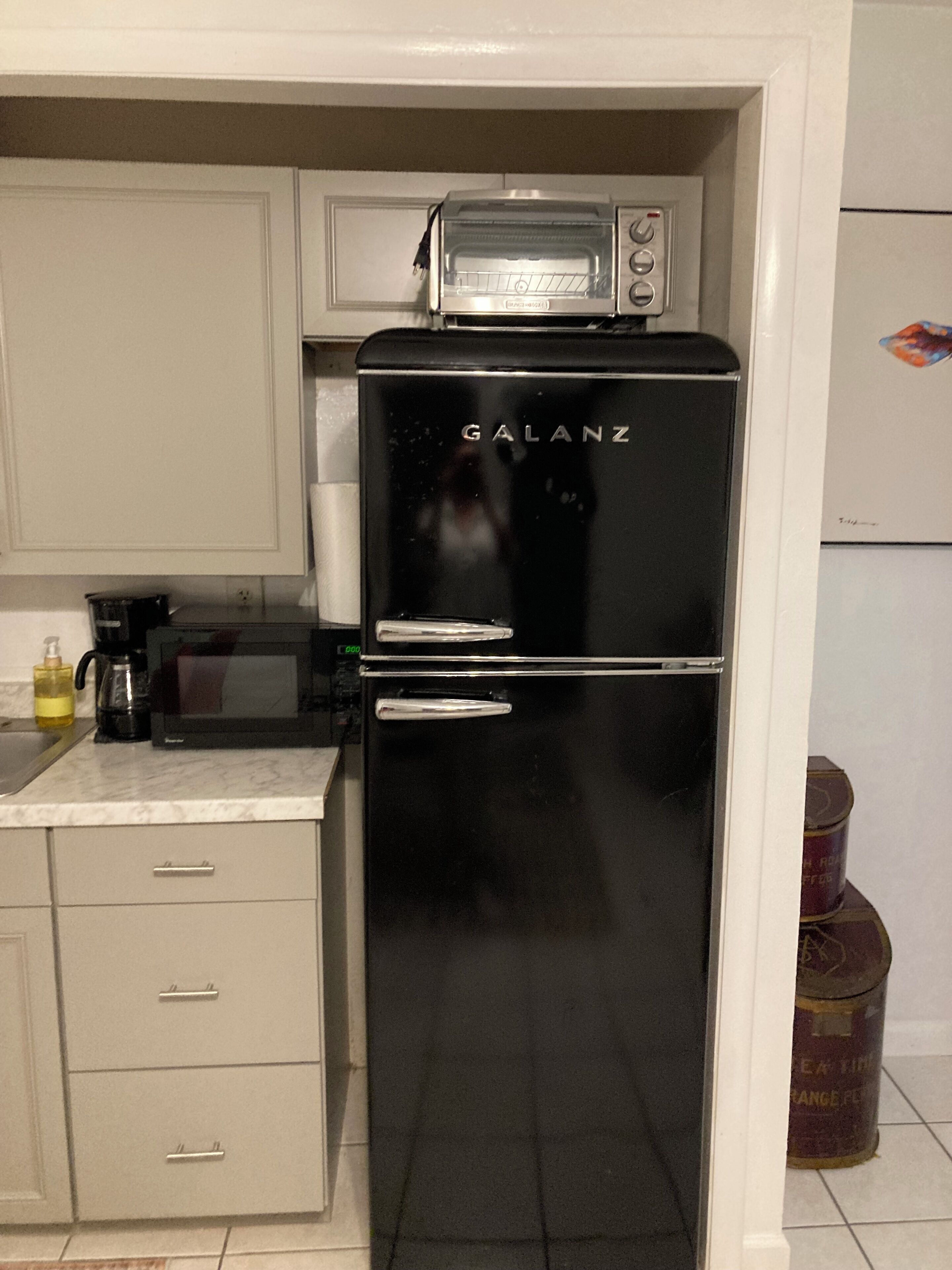 Een koffiezetapparaat/waterkoker, een koelkast, een magnetron