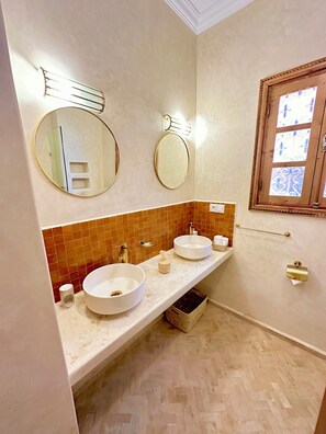 Bruser, hårtørrer, bidet, håndklæder