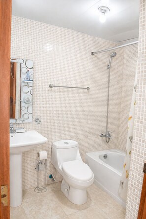Haartrockner, Handtücher, Seife, Toilettenpapier