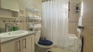 Toallas, jabón, papel de baño 
