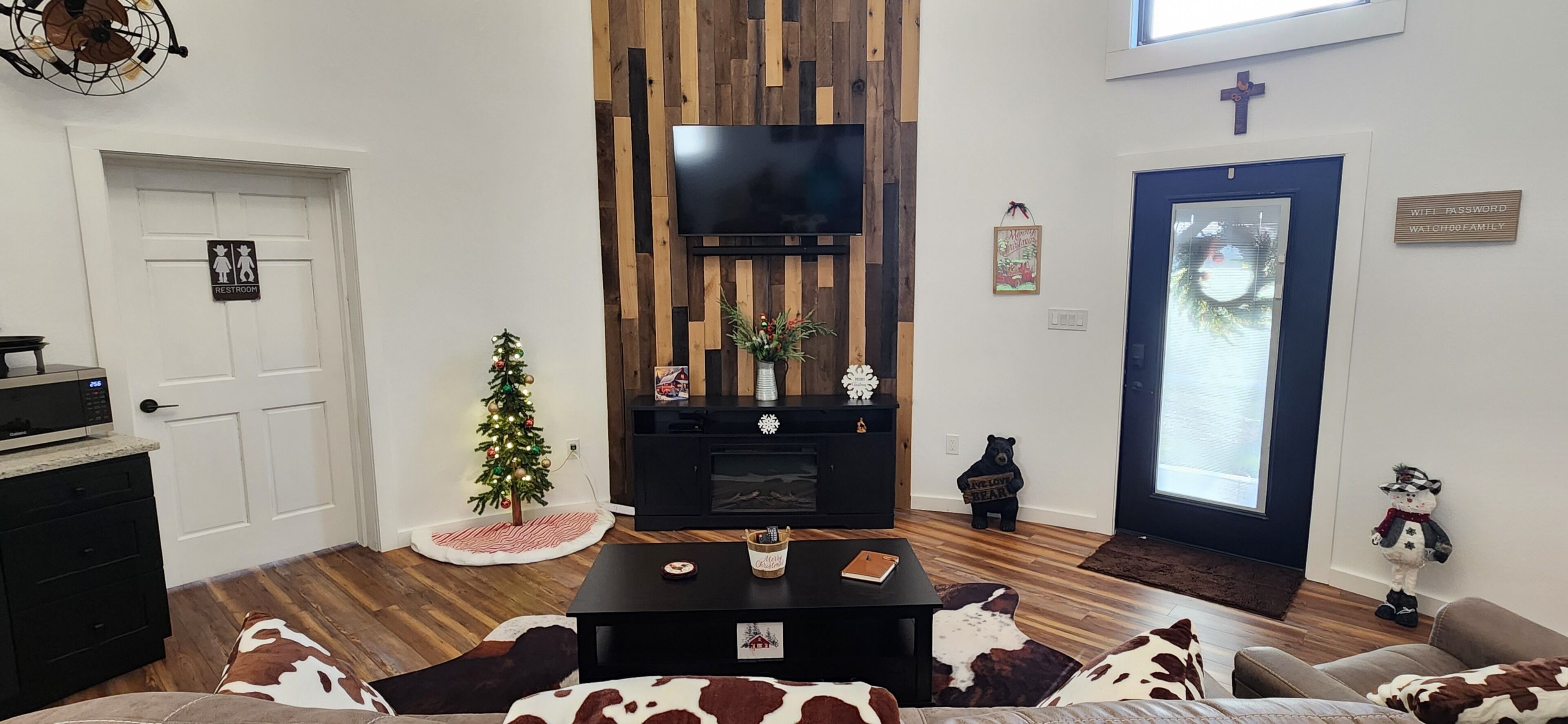 Smart TV, chimenea, reproductor de DVD, videoteca