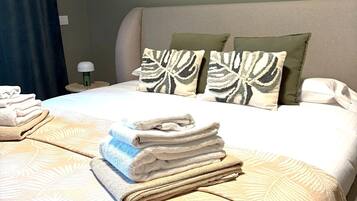 Luxe tweepersoonskamer, 1 kingsize bed, privébadkamer, gedeeltelijk uitzicht op meer | Luxe beddengoed, donzen dekbedden, bedden met traagschuimmatras