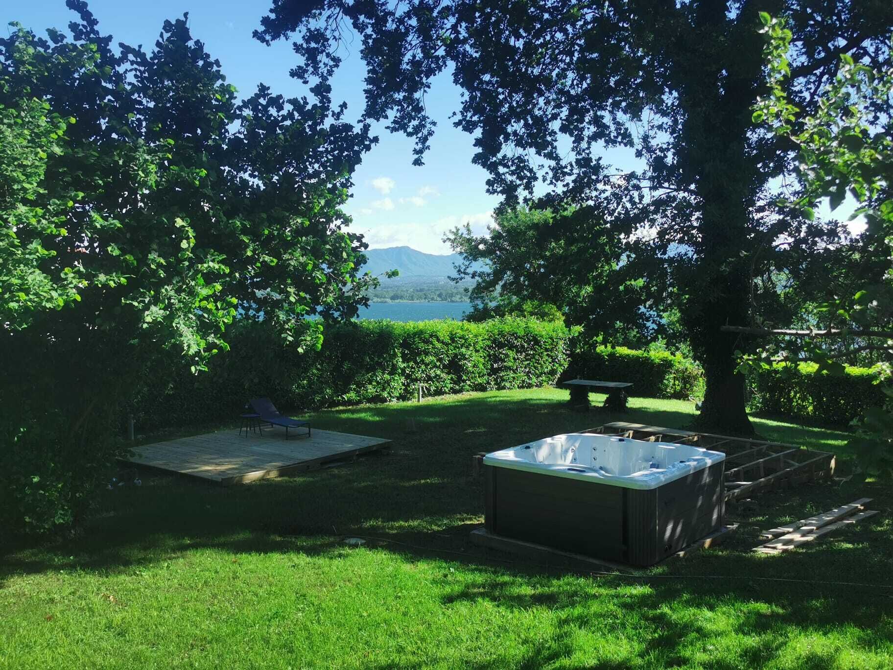 Outdoor spa tub