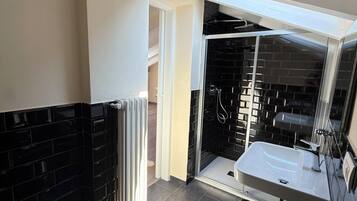 Chambre Double Confort, 1 grand lit, salle de bains privée | Salle de bain