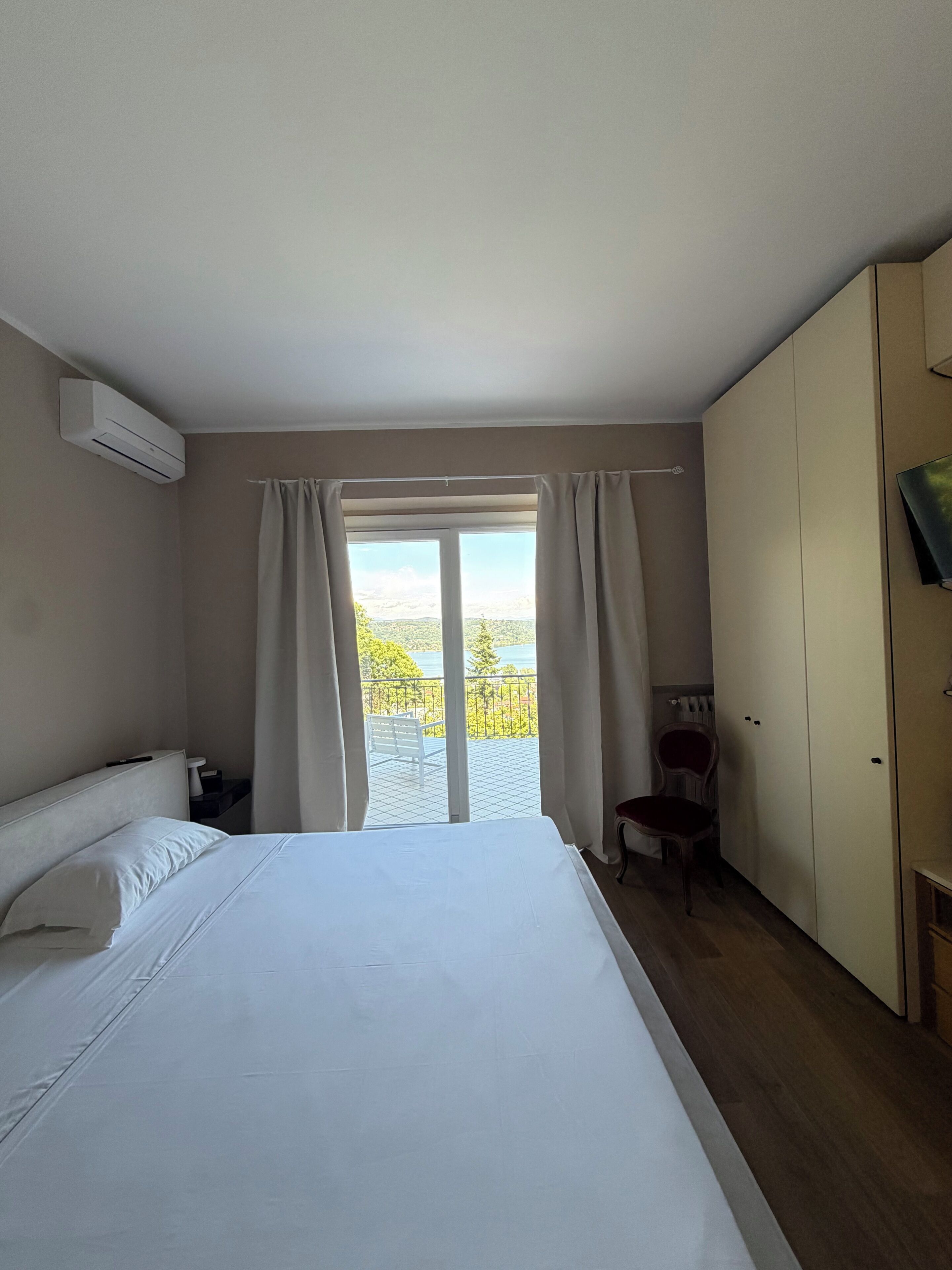 Habitación doble panorámica, 1 cama King size, baño privado, vista al lago | Ropa de cama de alta calidad, edredón y camas con efecto memoria 