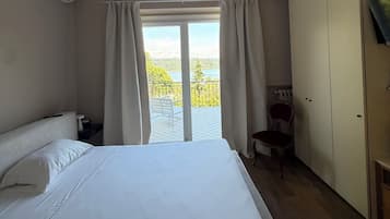 Habitación doble panorámica, 1 cama King size, baño privado, vista al lago | Ropa de cama de alta calidad, edredón y camas con efecto memoria