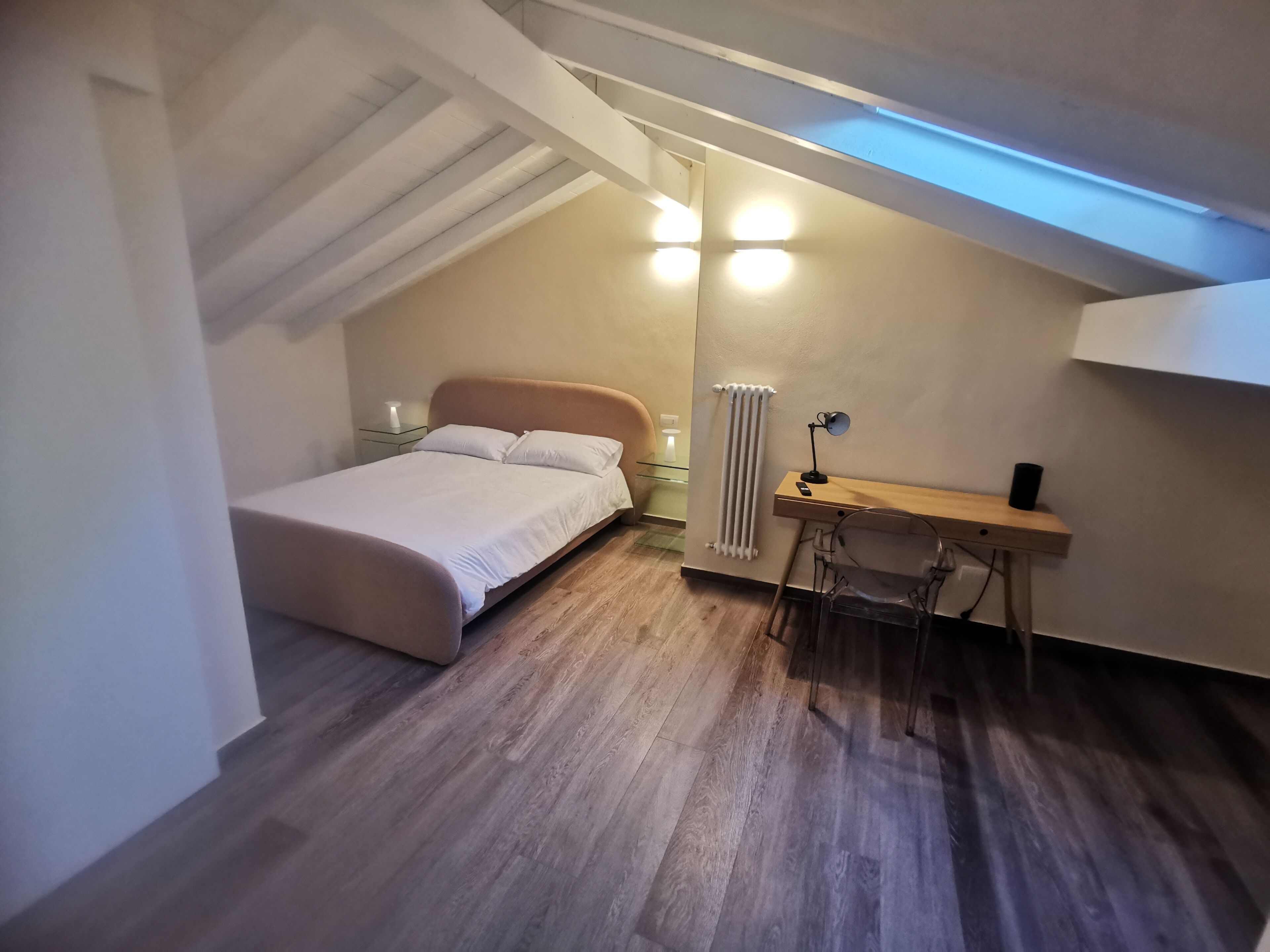 Kahden hengen comfort-huone, 1 keskisuuri parisänky, oma kylpyhuone | Silitysrauta/-lauta