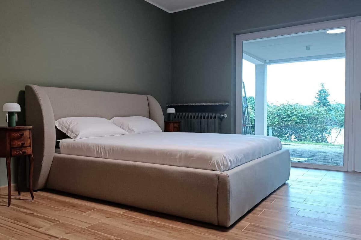 Bộ đồ giường cao cấp, chăn bông, nệm cao su hoạt tính (memory foam) 