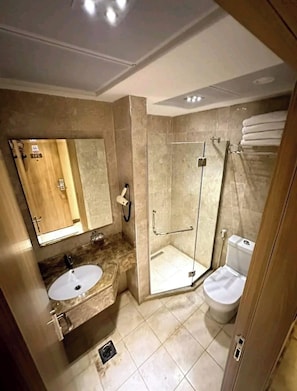 Separate tub and shower, free toiletries, towels, soap - Wahdat Elkheir Hotel (Makkah)