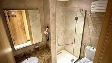 Chambre Quadruple, vue ville | Salle de bain