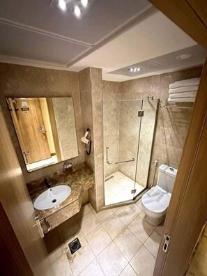Phòng 4 cơ bản, quang cảnh thành phố | Phòng tắm | Bồn tắm và buồng tắm vòi sen riêng, đồ dùng nhà tắm miễn phí 
