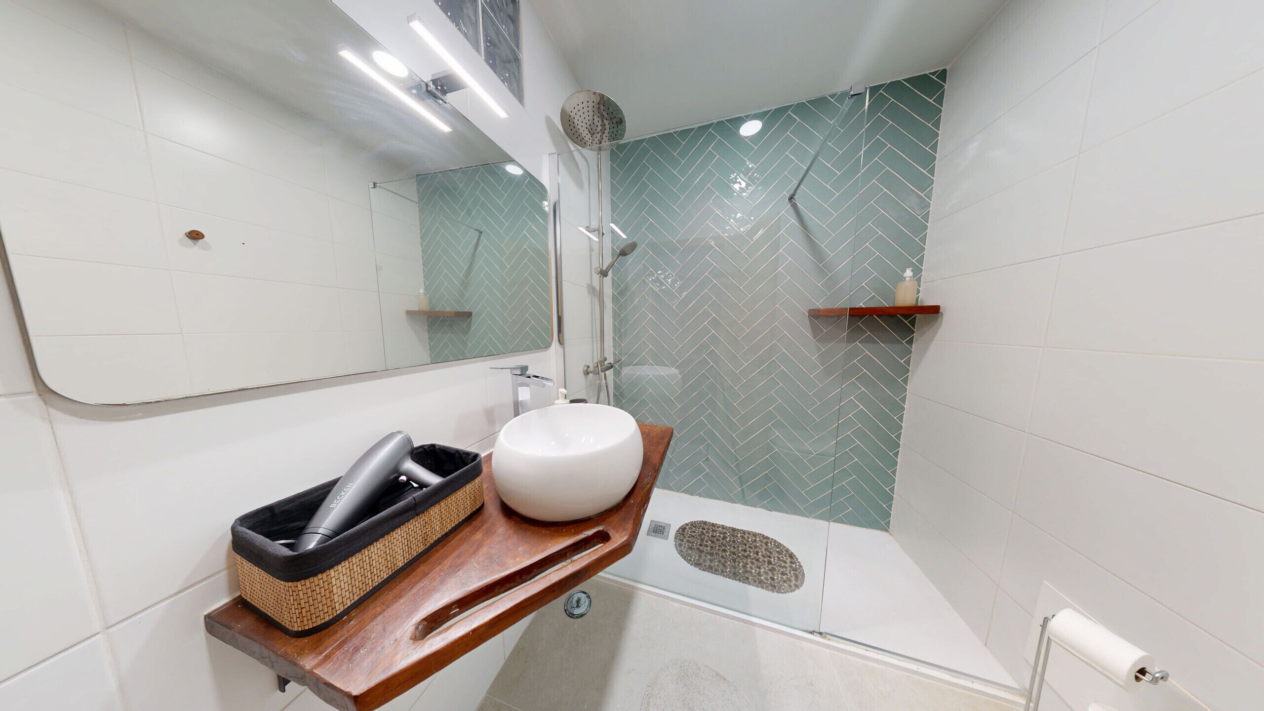 Douche, sèche-cheveux, bidet, serviettes fournies