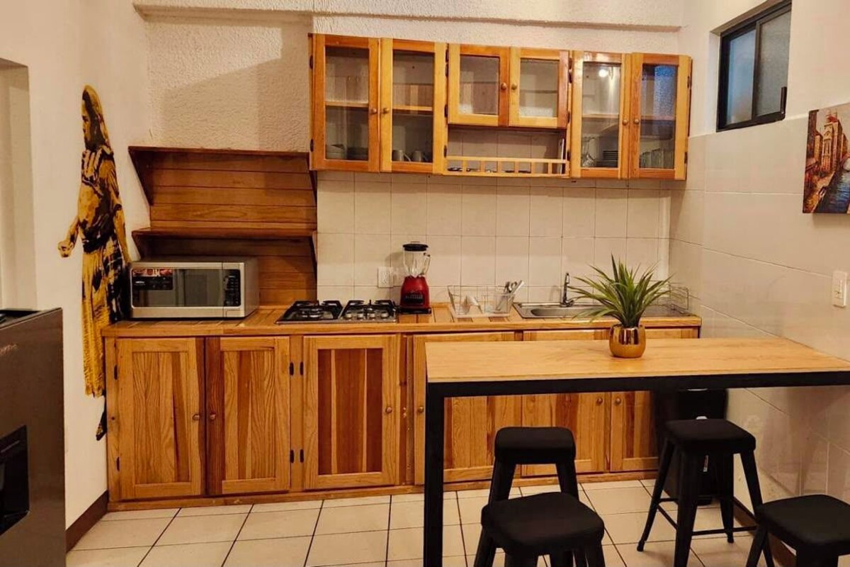 Deluxe-suite | Privat køkken | Køleskab, mikrobølgeovn, kogeplade, køkkentøj/tallerkener/redskaber
