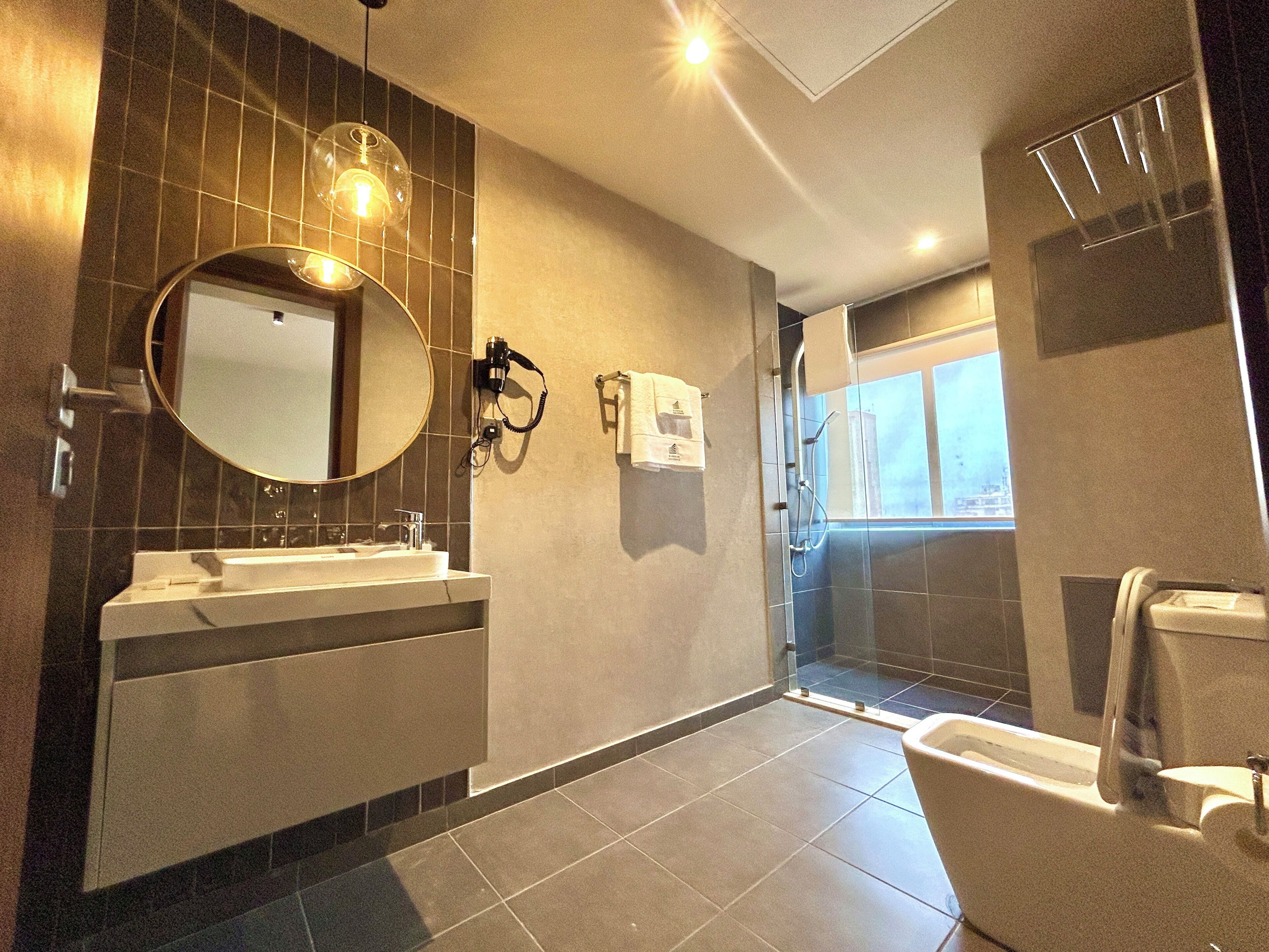 Deluxe kamer | Badkamer | Een haardroger, pantoffels, handdoeken, zeep