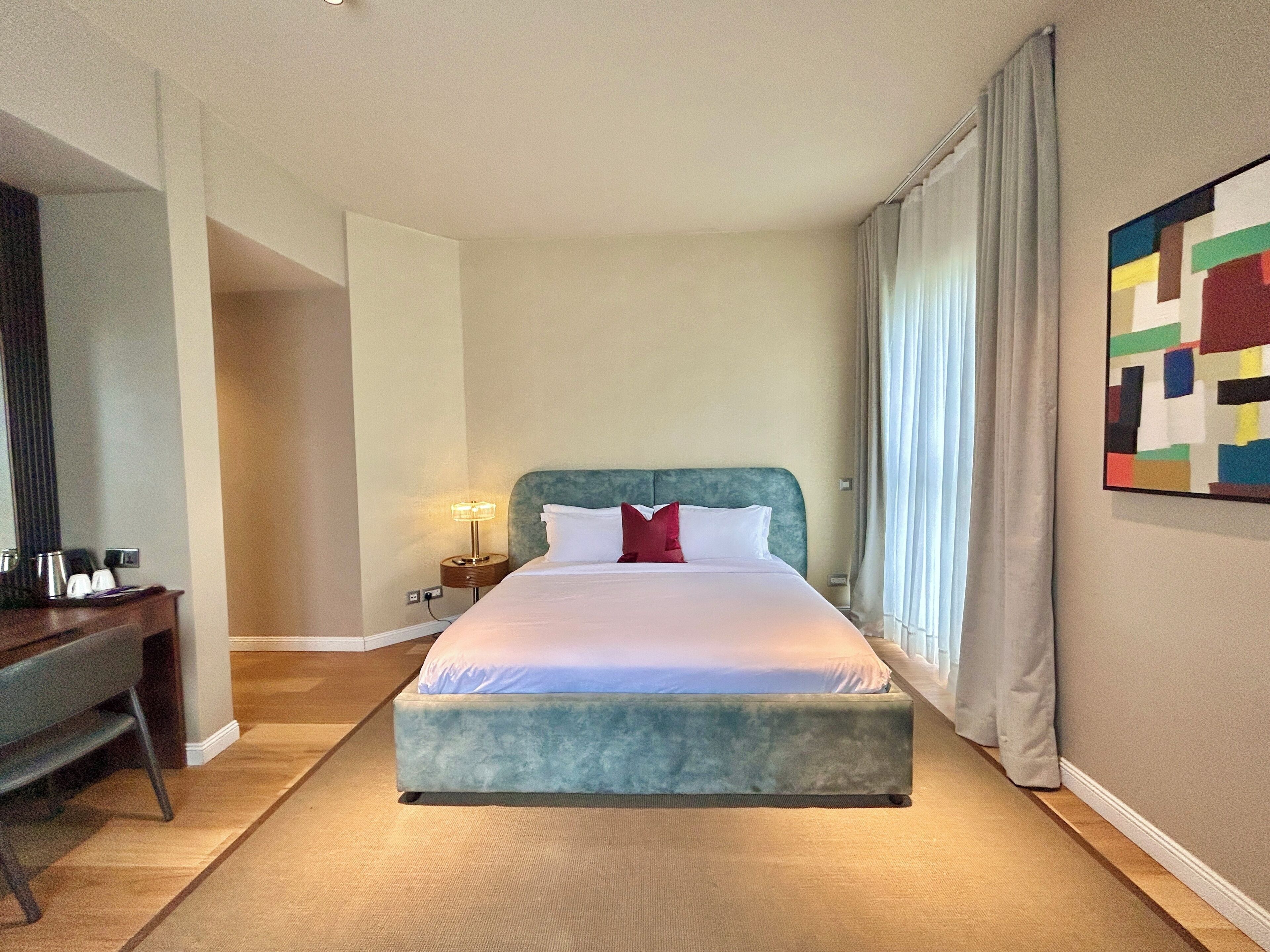 Deluxe kamer | Een kluis op de kamer, verduisterende gordijnen