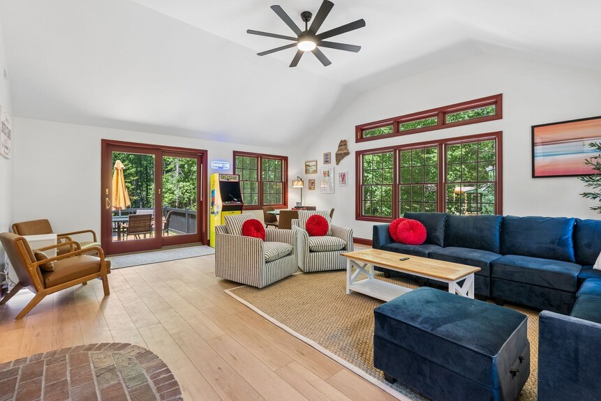 Luxury Kennebunk Home | Sleeps 14 | Hot Tubgymputting Green Arcadefire Pits - Kennebunkport, ME