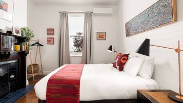 Desk, iron/ironing board, WiFi, bed sheets