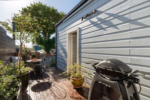 Outdoor dining - Charming Leichhardt Cottage with BBQ Deck (Leichhardt)
