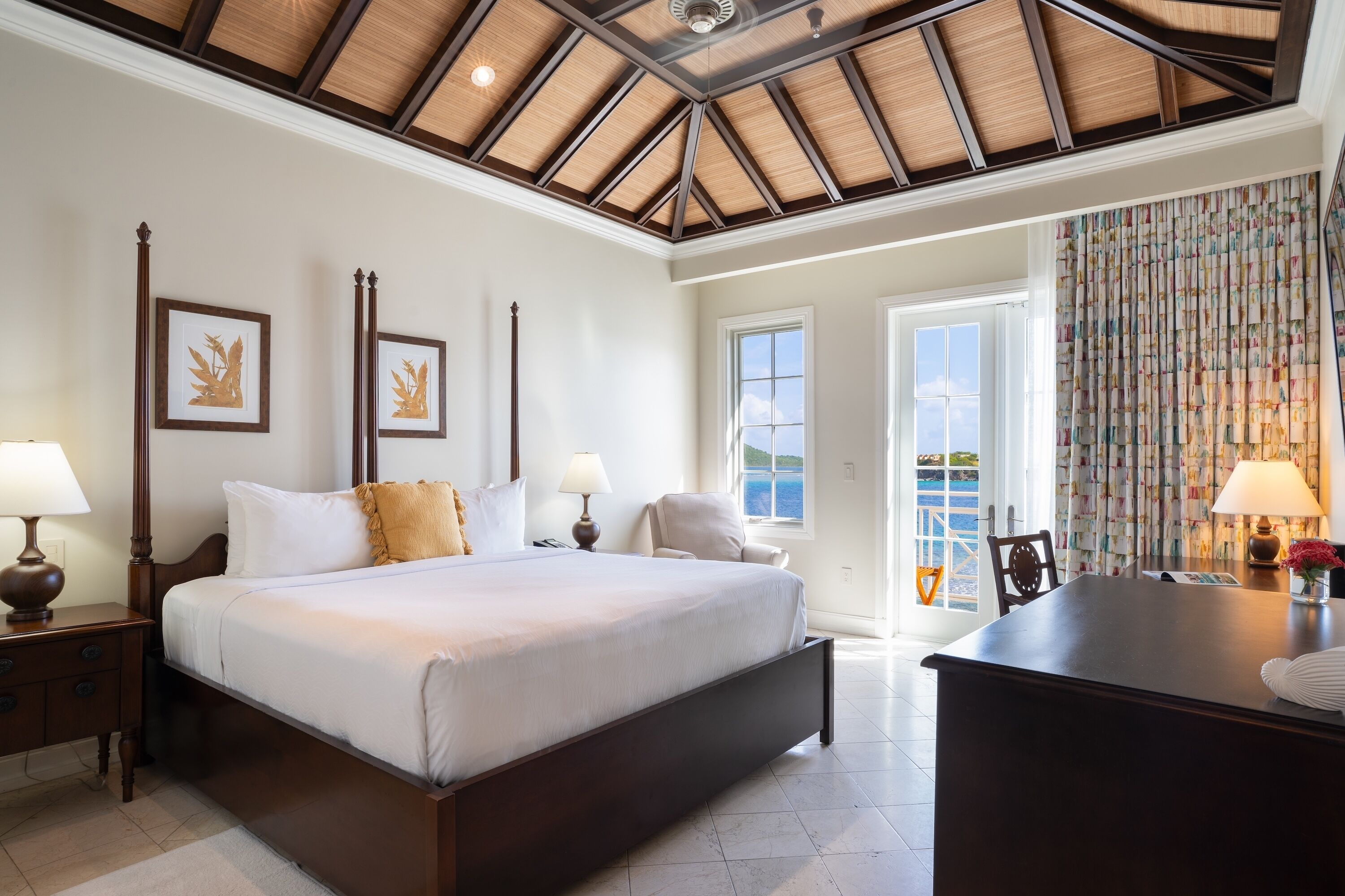 Tabla de planchar con plancha, wifi gratis, ropa de cama
