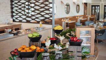 Un buffet garni de divers fruits et agrémenté d’un centre de table décoratif.