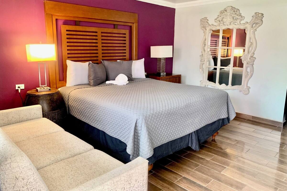 Room, 1 King Bed, Courtyard View | Iron/ironing board, free WiFi
