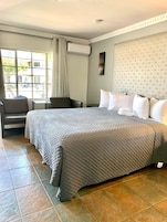 Quarto conforto, vista para o pátio | Ferros/tábuas de passar roupa, Wi-Fi de cortesia