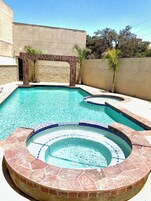 Piscina externa sazonal, funciona das 10h às 21h30, guarda-sóis