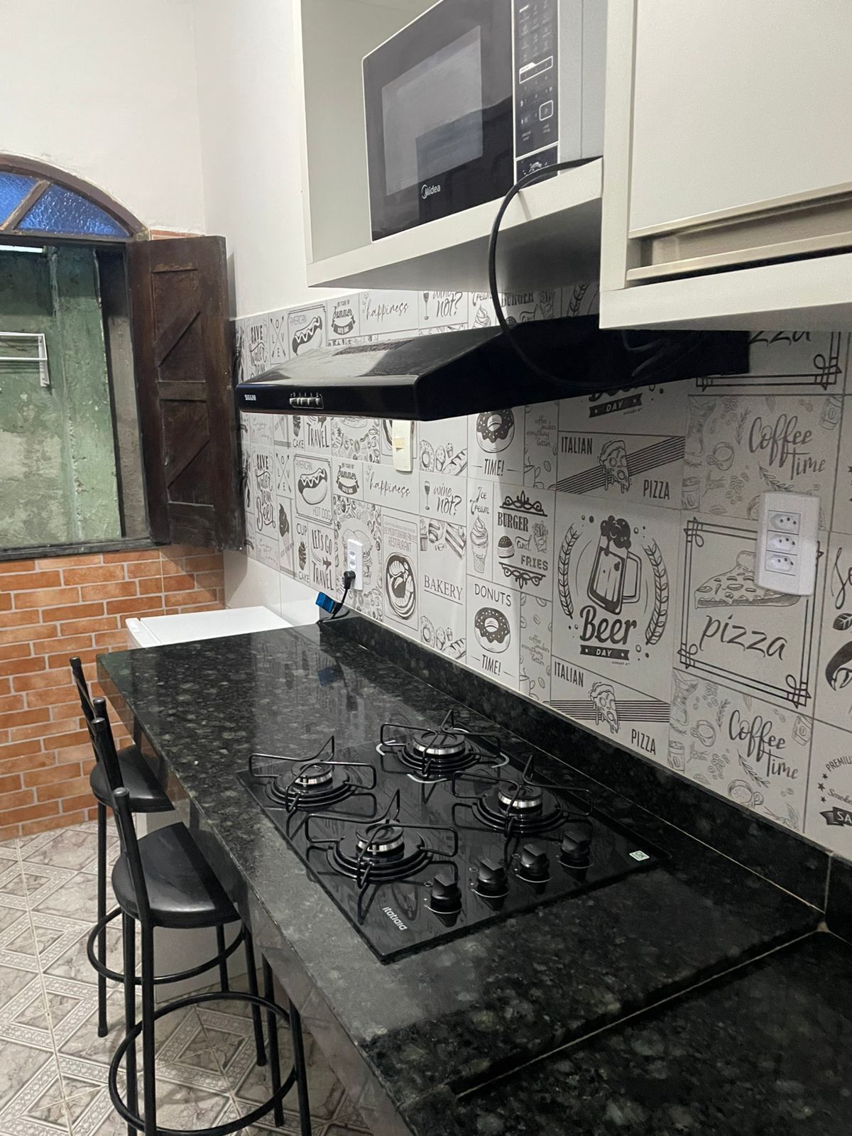 Réfrigérateur, micro-ondes, plaque de cuisson, grille-pain