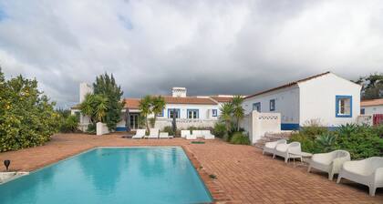 Beautiful hilltop 4BR, 3BA, pool & country house near to Porto Covo