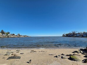 On the beach - Beachfront 3BR with Fire Fit, Bird Sanctuary & Kayak (Guilford)