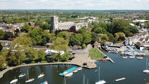 Une ville côtière qui se distingue par son église imposante, son port de plaisance et la verdure qui l’entoure.