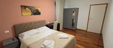 2 chambres, fer et planche à repasser, Wi-Fi, draps fournis