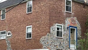 A red brick building with a blue door and windows. - Sunny townhome:walk to UD & stadium (Newark)