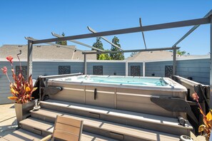 A hot tub with steps and a pergola structure. - Amazing new home- All the Amenities! (Murphys)