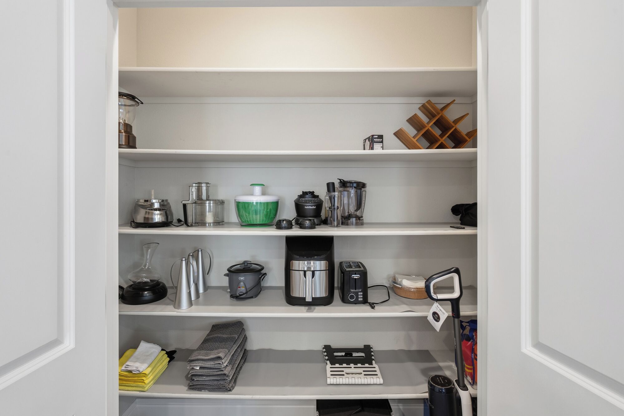 Una cocina con electrodomésticos y estantes de almacenamiento.