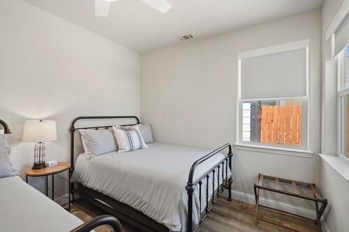 Amazing new home- All the Amenities!