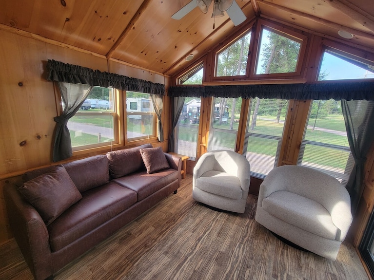 Rental Cabin #201 W/ Queen Bed - Wisconsin