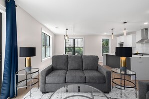 Smart TV - Luxury Modern Condo Near Notre Dame 2BD| 2BA (South Bend)