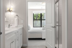 Free WiFi, bed sheets - Luxury Modern Condo Near Notre Dame 2BD| 2BA (South Bend)