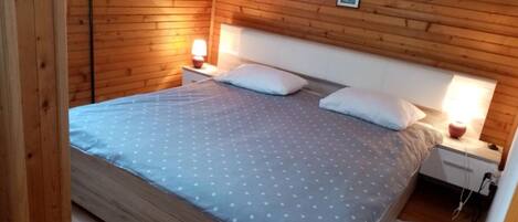 Iron/ironing board, Internet, bed sheets