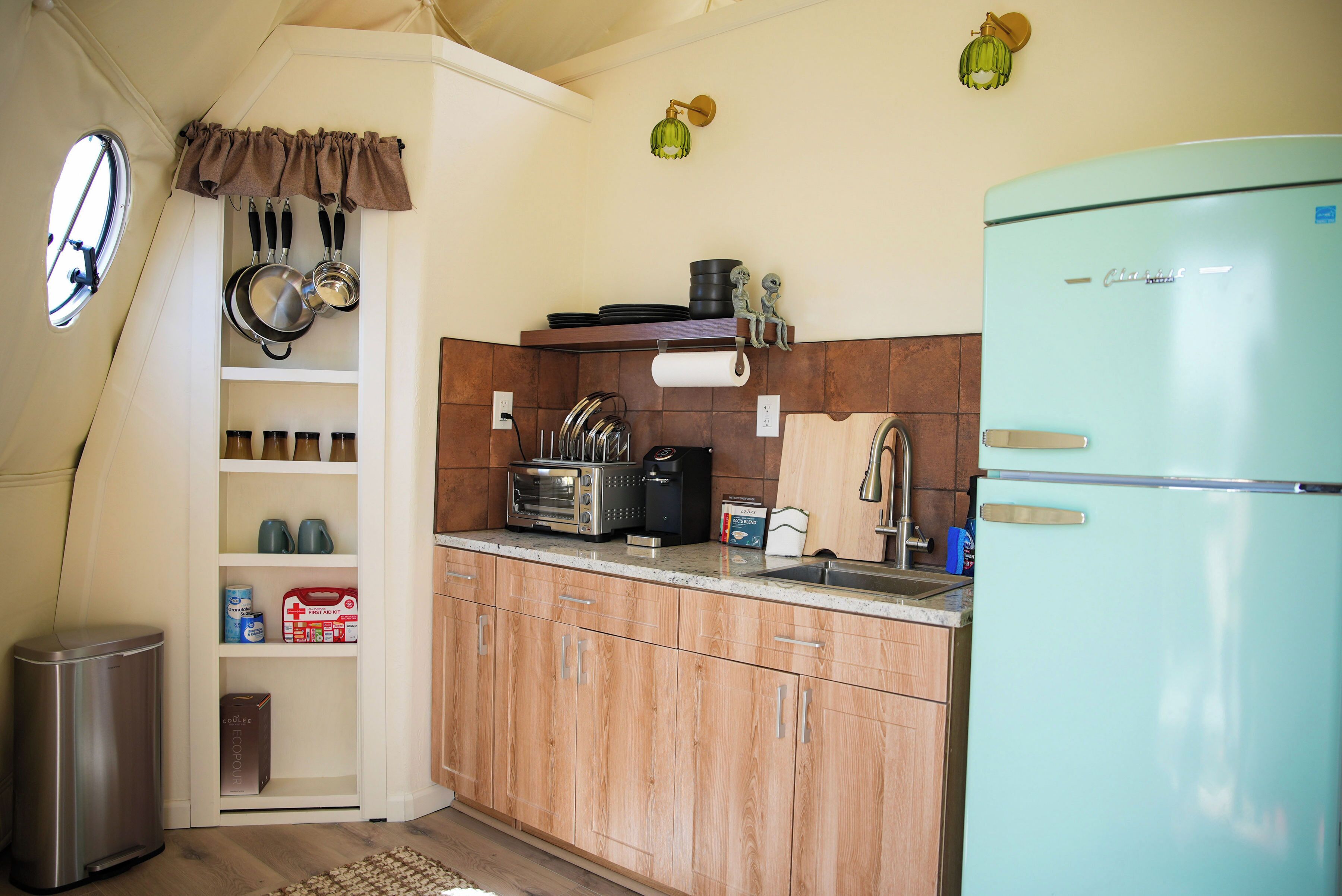 Cafetera y tetera, refrigerador, parrilla de estufa y tetera eléctrica 