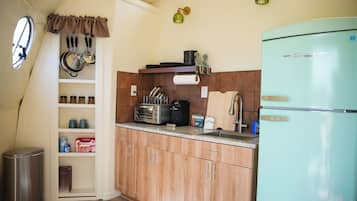 Cafetera y tetera, refrigerador, parrilla de estufa y tetera eléctrica