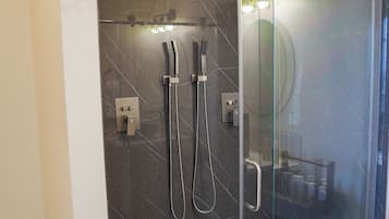 Regadera, toallas, jabón, shampoo