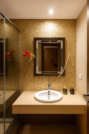 Towels, toilet paper - Vrbo Property (bouknadel sale)