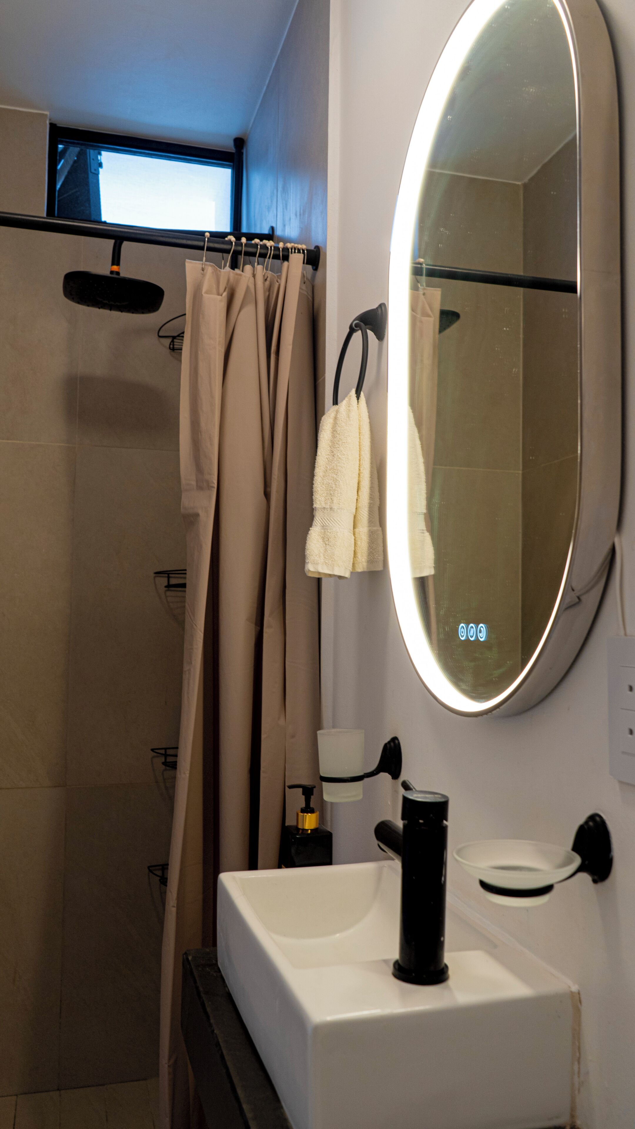 Douche, sèche-cheveux, serviettes fournies, savon
